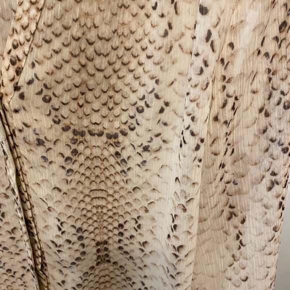 Violet + Claire Snakeskin Reptile Print Sheer Button Down Top LS L - Picture 4 of 9